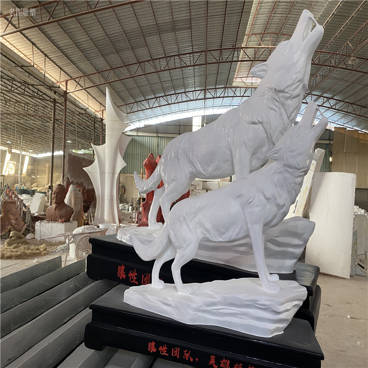 廣西玻璃鋼狼雕塑的藝術與應用——探索名圖玻璃鋼動物雕塑廠的創作